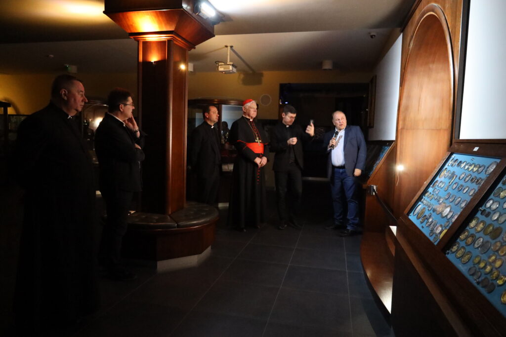 Kardynał Gerhard Müller odwiedził Muzeum Monet i Medali Jana Pawła II 6