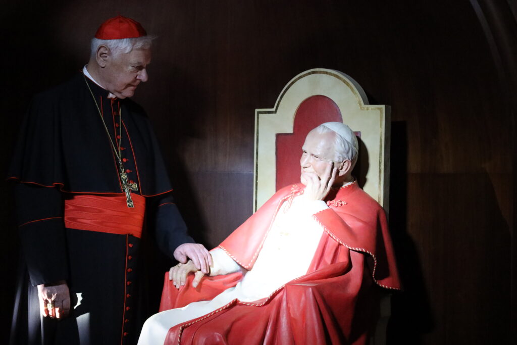 Kardynał Gerhard Müller odwiedził Muzeum Monet i Medali Jana Pawła II 8
