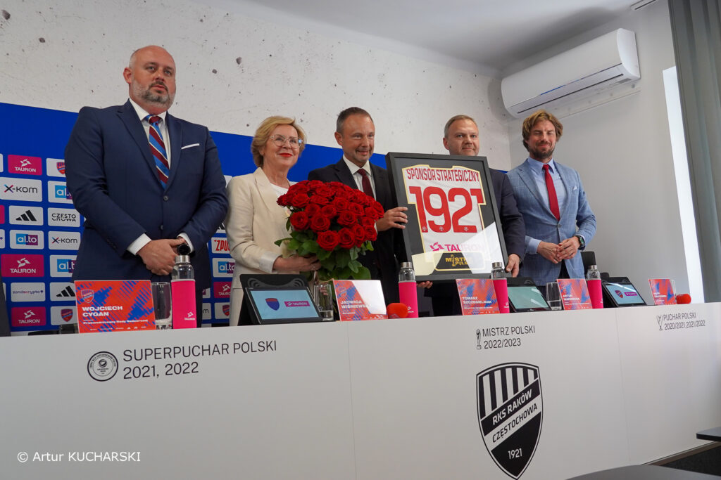 Tauron jako sponsor strategiczny zostaje z Rakowem Częstochowa na sezon 2023/24 2