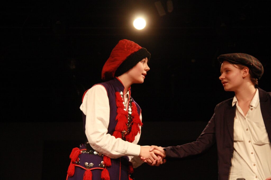 Zespoły ze szkół średnich zaprezentowały się na scenie częstochowskiego teatru [ZDJĘCIA] 7