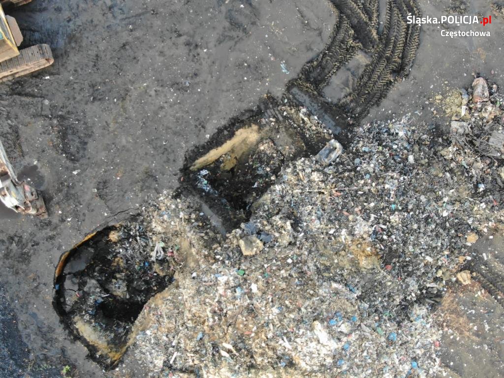 Częstochowscy policjanci odkryli kolejne składowiska odpadów [WIDEO] 5