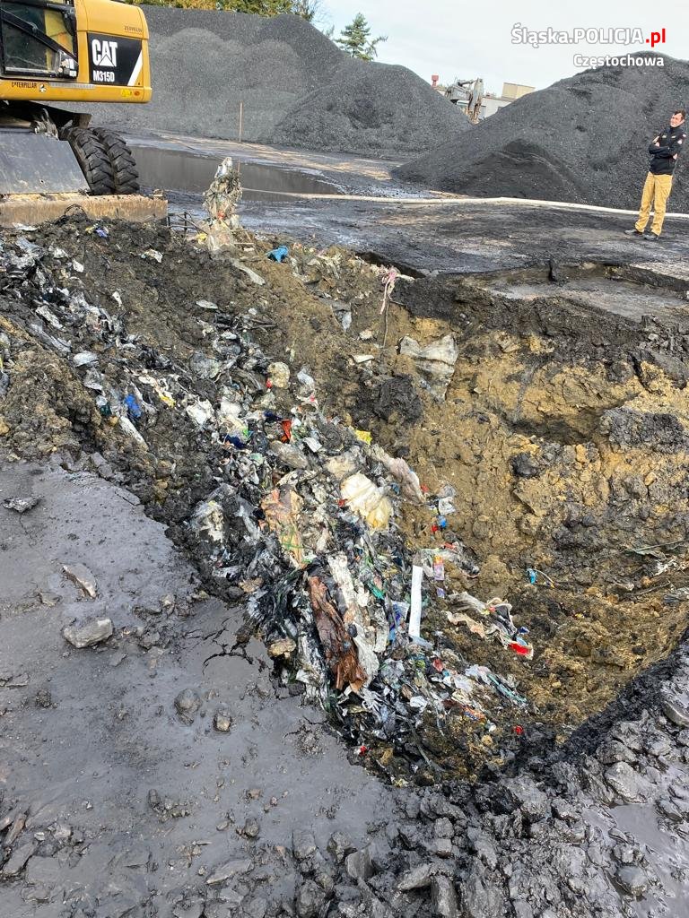 Częstochowscy policjanci odkryli kolejne składowiska odpadów [WIDEO] 5