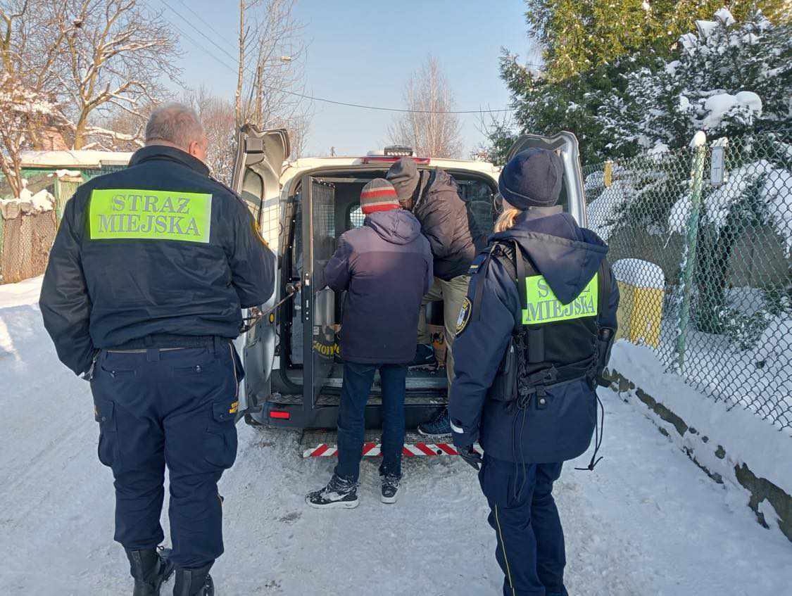 Strażnicy miejscy rozdawali osobom bezdomnym ciepłe posiłki 1