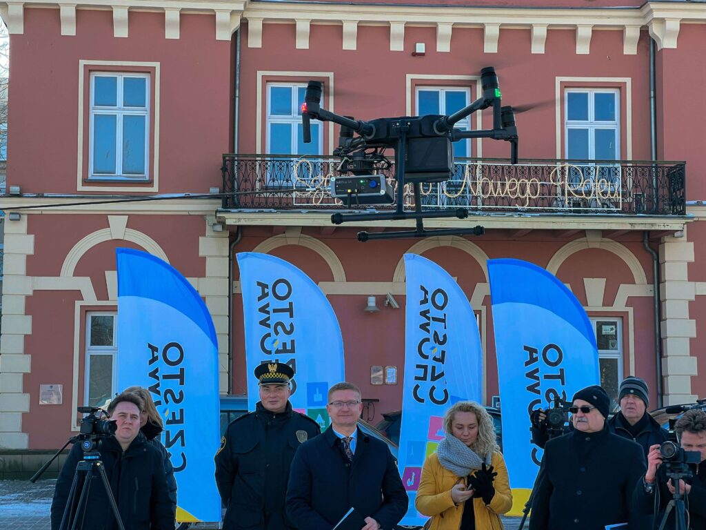 Urząd Miasta przekazał częstochowskiej Straży Miejskiej eko drona. Będzie latał nad kominami i wyłapywał trucicieli... 2