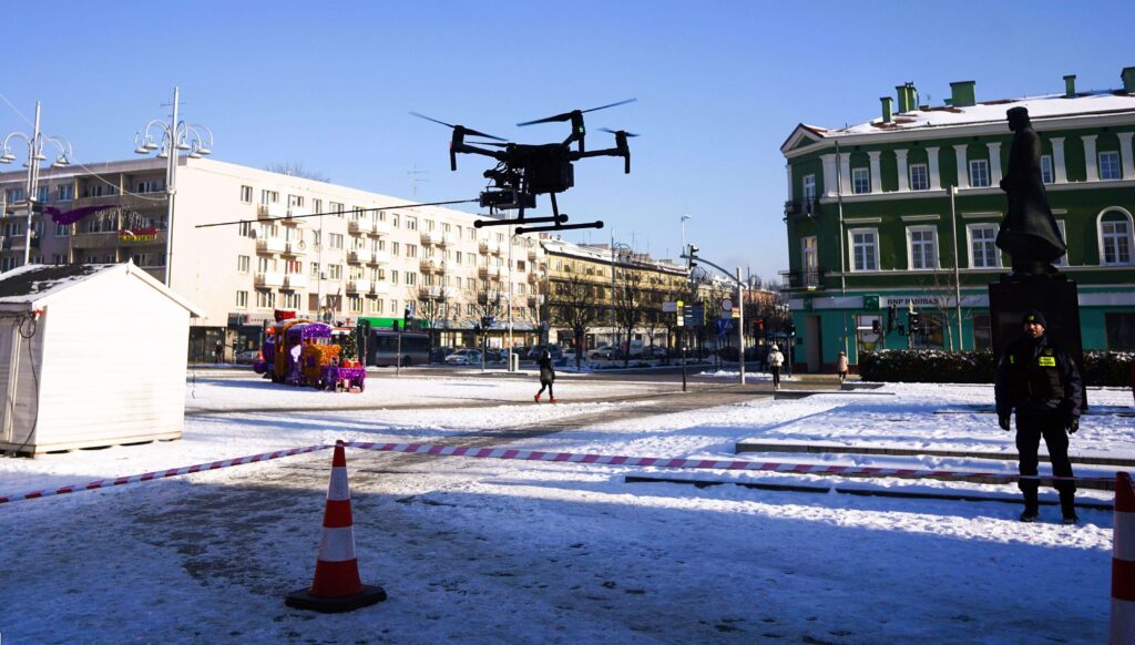 Urząd Miasta przekazał częstochowskiej Straży Miejskiej eko drona. Będzie latał nad kominami i wyłapywał trucicieli... 3