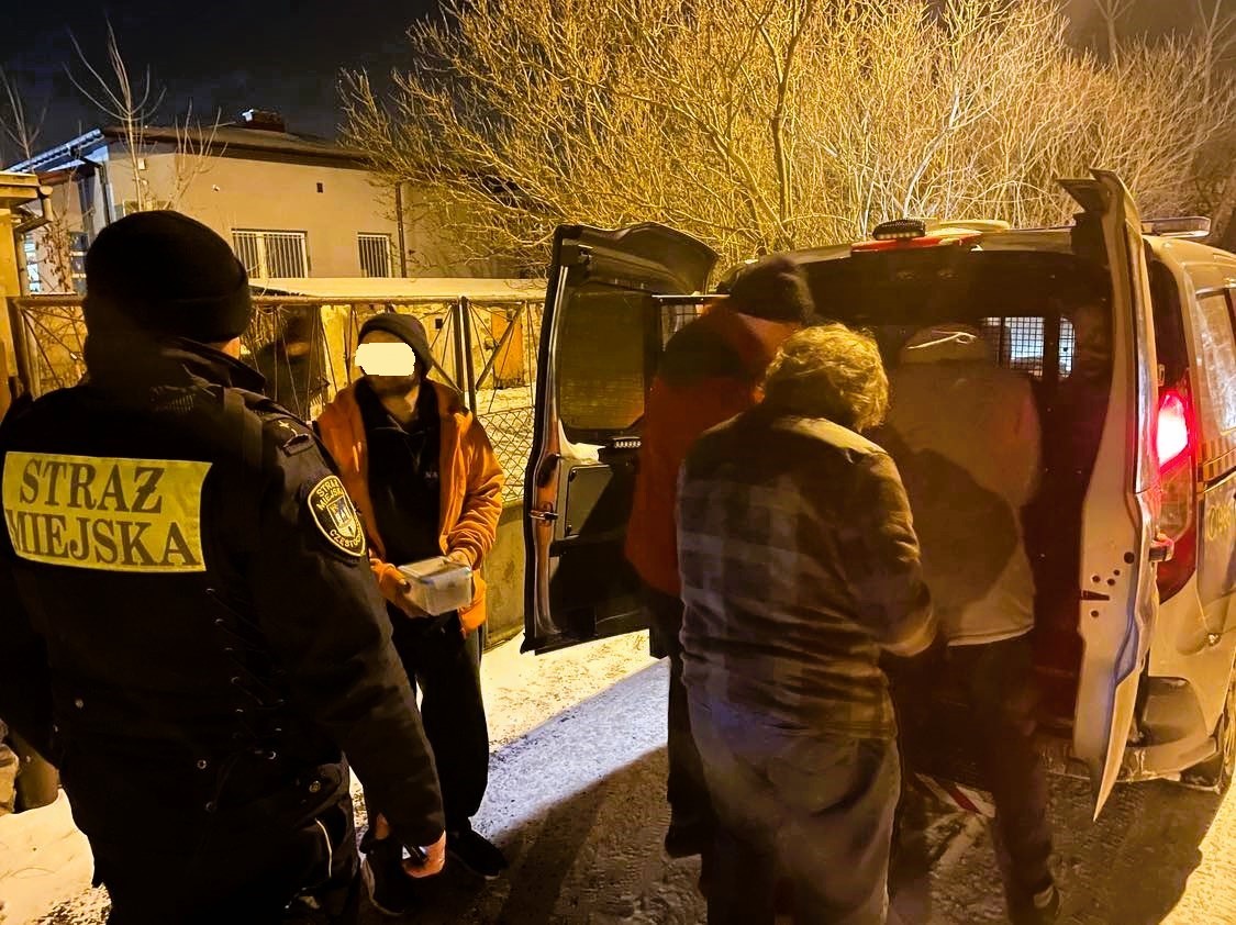 Strażnicy miejscy w nocy z poniedziałku na wtorek pomogli 54 osobom bezdomnym 7