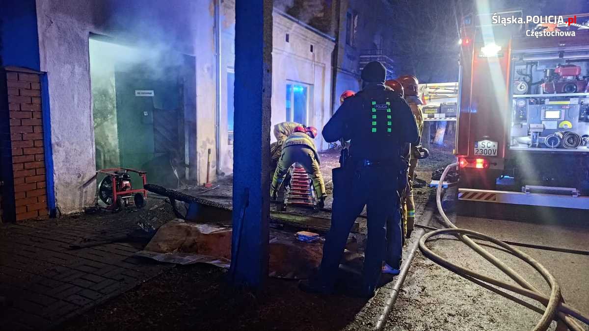 Częstochowa. Policjanci uratowali 60-latka z płonącego domu 4