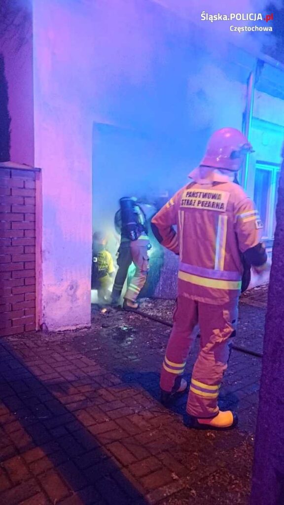 Częstochowa. Policjanci uratowali 60-latka z płonącego domu 3