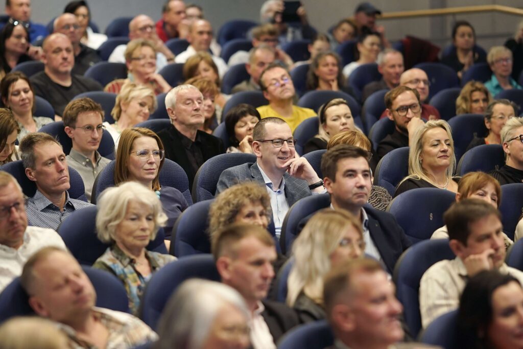 Wojciech Siudmak "Omnis". Ok. 400 osób stawiło się na wernisażu w Miejskiej Galerii Sztuki 18