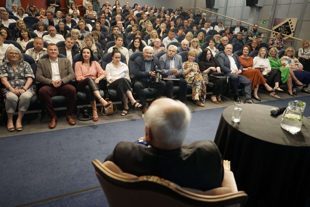 Wojciech Siudmak "Omnis". Ok. 400 osób stawiło się na wernisażu w Miejskiej Galerii Sztuki 17