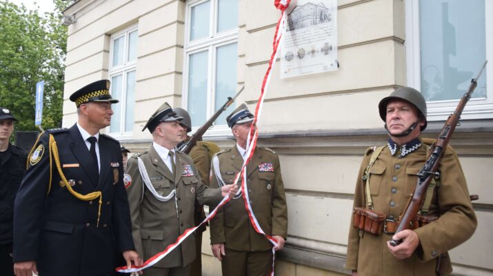 Częstochowscy strażnicy miejscy z ZOR RP przyczynili się do powstania tablicy przypominającej o 7. Dywizji Piechoty, która stacjonowała przy Al. NMP 47 8