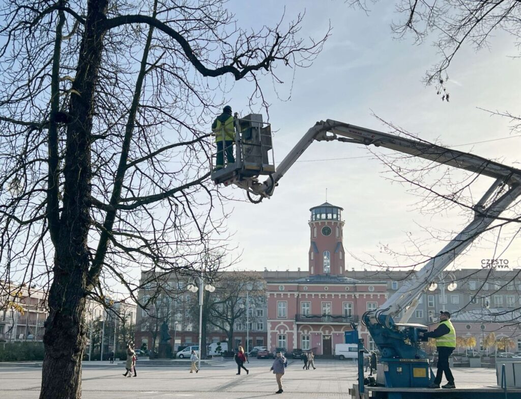 Świąteczna Częstochowa. Trwa montaż iluminacji świątecznych. Przed nami "Gwiazdkowa Aleja" i sylwestrowa zabawa 2