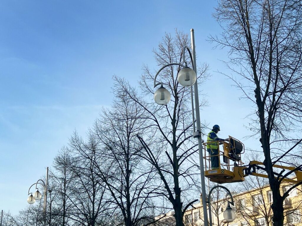 Świąteczna Częstochowa. Trwa montaż iluminacji świątecznych. Przed nami "Gwiazdkowa Aleja" i sylwestrowa zabawa 3