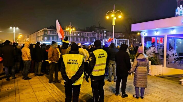 Częstochowscy strażnicy miejscy zabezpieczali 11 listopada uroczystości związane ze Świętem Niepodległości, a także realizowali w długi weekend telefoniczne zgłoszenia od mieszkańców... 1