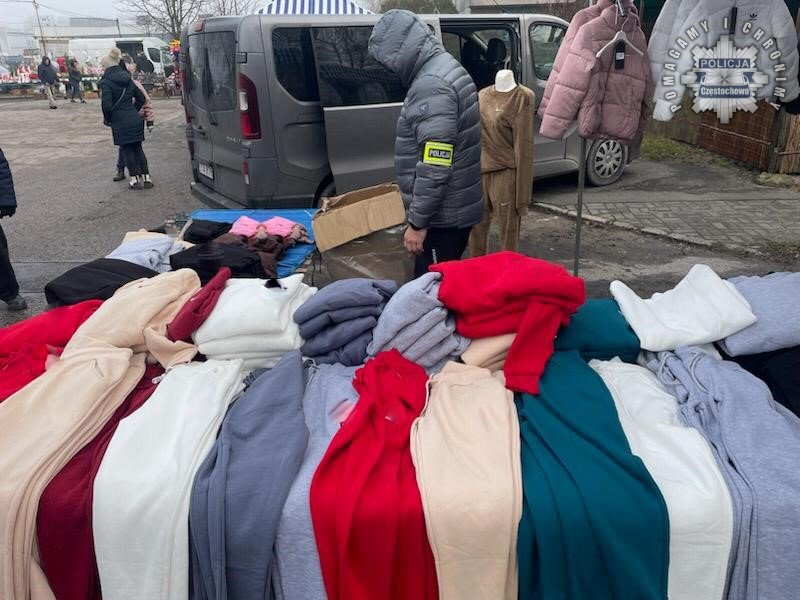 Częstochowa. Na jednym z targowisk sprzedawano "podróbki" warte 200 tys. zł. Ubrania zabezpieczyła policja 2