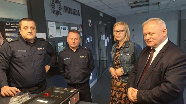 Ogólnodostępny alkomat w komisariacie policji w Kłomnicach. Każdy może się przebadać! 6