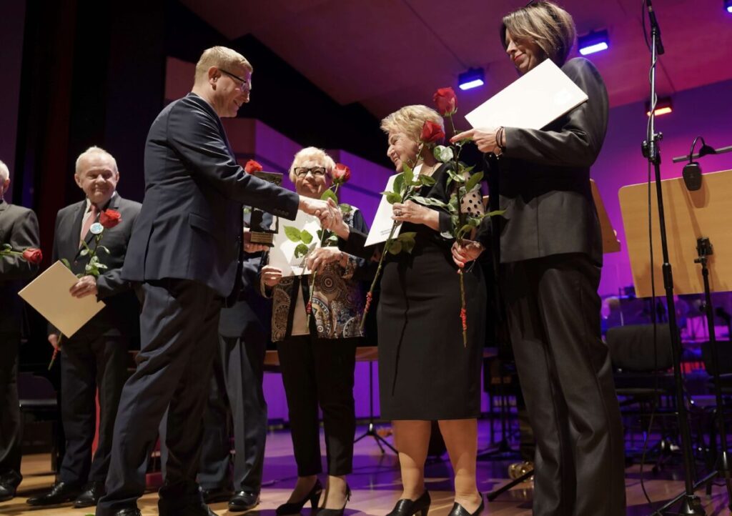 Andrzejki w Filharmonii Częstochowskiej. Seniorzy wyszli z koncertu z nagrodami 12