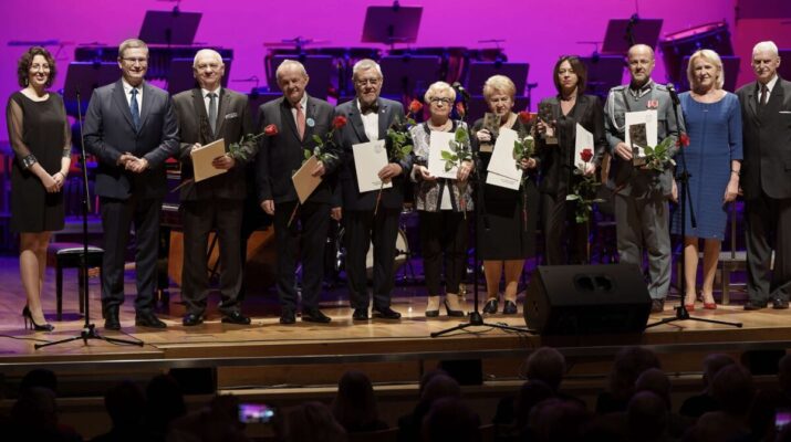 Andrzejki w Filharmonii Częstochowskiej. Seniorzy wyszli z koncertu z nagrodami 3