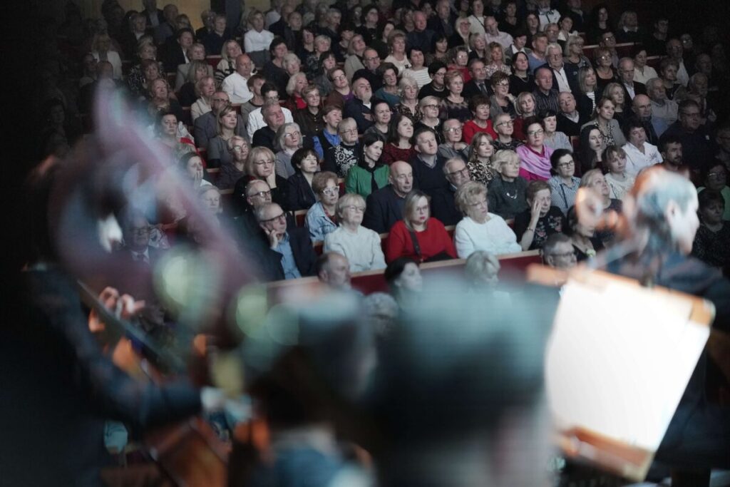 Andrzejki w Filharmonii Częstochowskiej. Seniorzy wyszli z koncertu z nagrodami 10