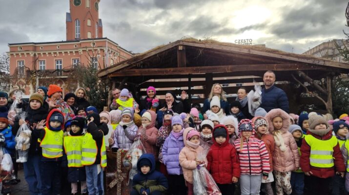 Przedszkolaki i uczniowie ubierali choinki na pl. Biegańskiego 1