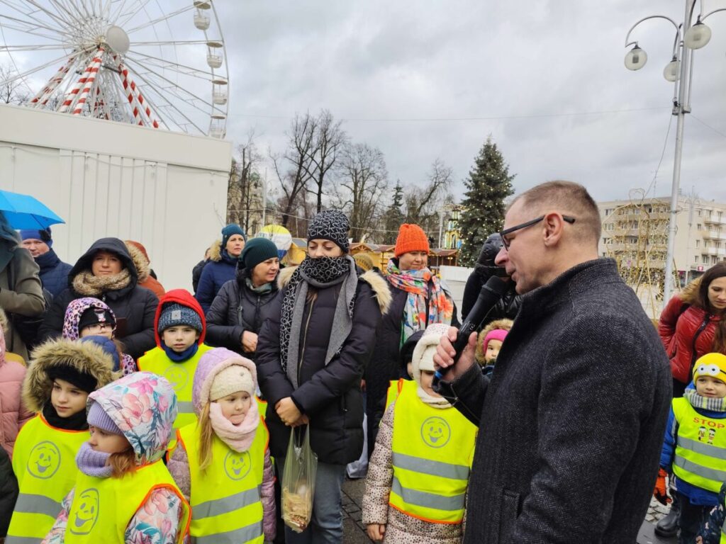 Przedszkolaki i uczniowie ubierali choinki na pl. Biegańskiego 4