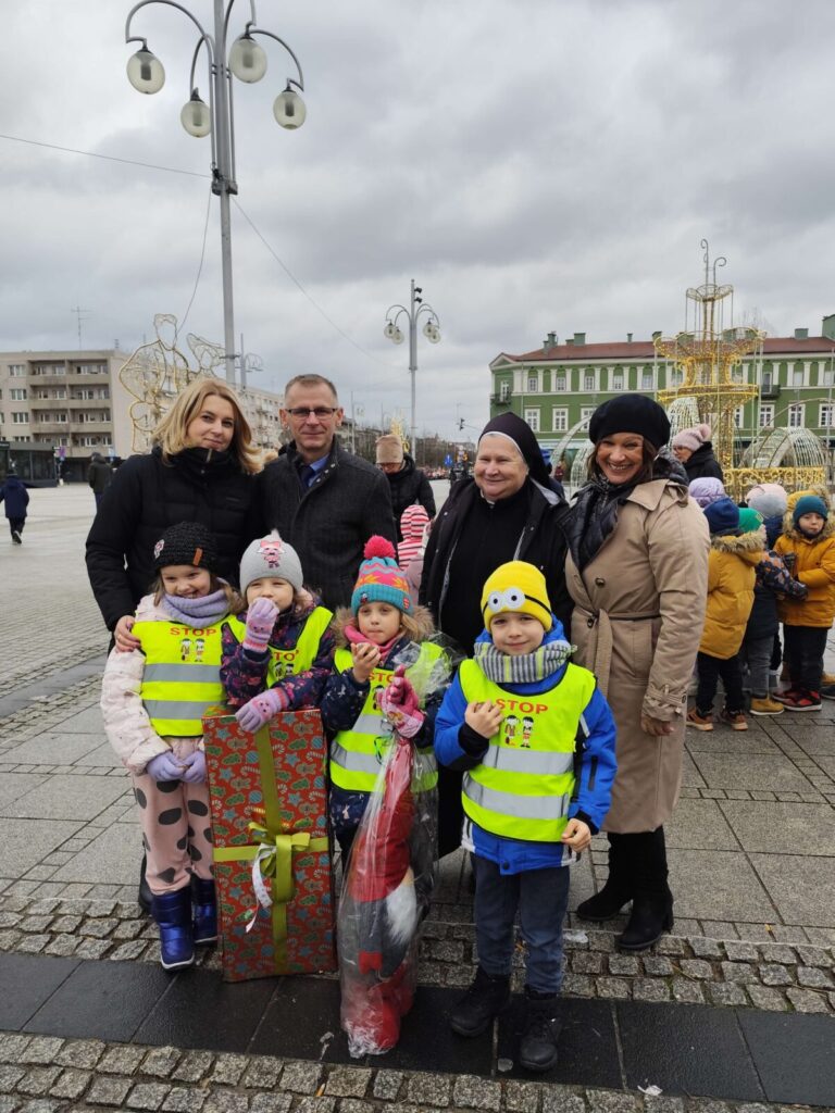 Przedszkolaki i uczniowie ubierali choinki na pl. Biegańskiego 2