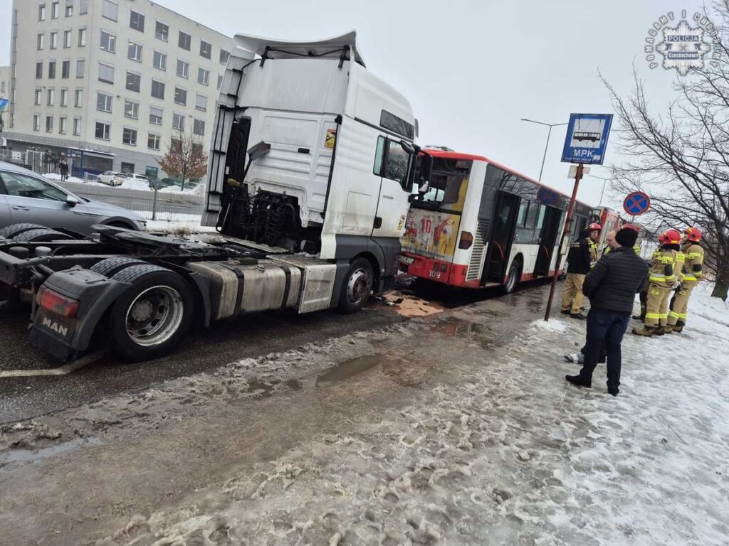 Częstochowa. Ciągnik zderzył się z autobusem. Pięć osób poszkodowanych 2