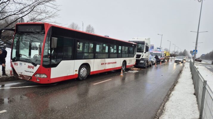 Częstochowa. Ciągnik zderzył się z autobusem. Pięć osób poszkodowanych 8