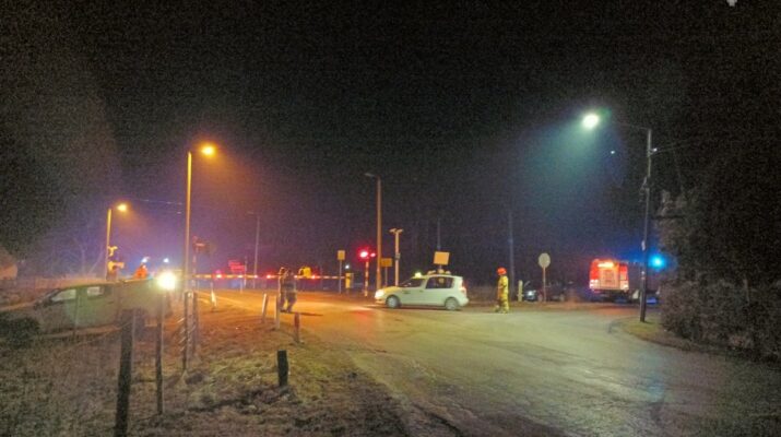 Ciągnik siodłowy utknął na przejeździe kolejowym w gminie Rędziny. To mogło skończyć się tragedią! 3