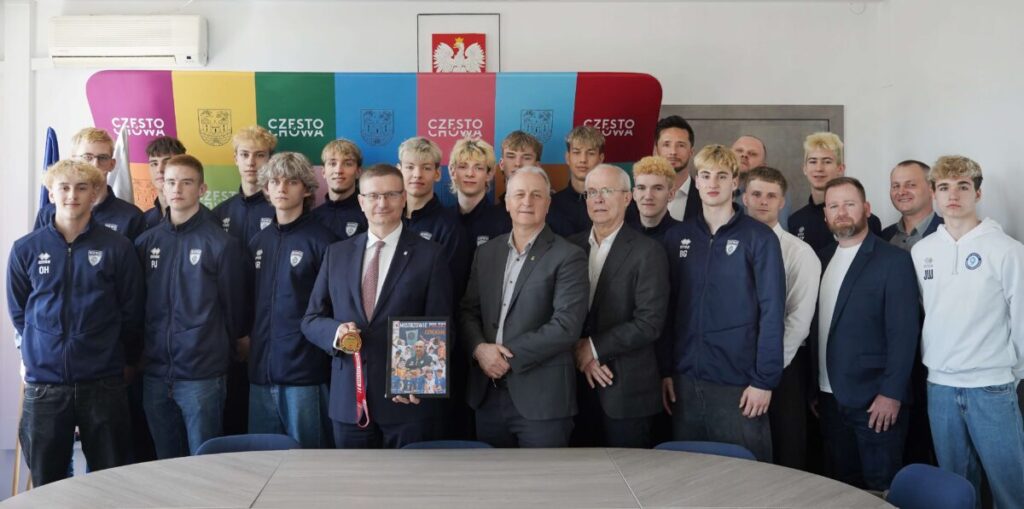 Złoci juniorzy młodsi Norwid Częstochowa z wizytą u Prezydenta Krzysztofa Matyjaszczyka 2