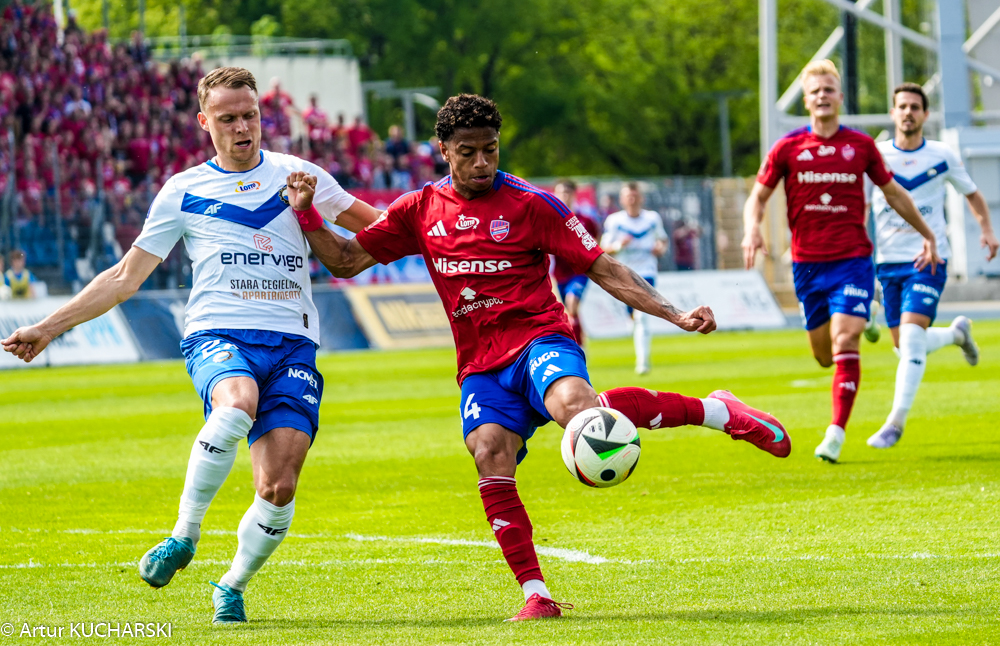 Raków wygrał w Mielcu 2:0, Lech rozbił Puszczę 8:1... 4