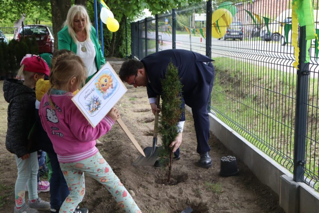 Ekologiczne ABC. Przedszkolaki z Łojek sadzą drzewa. [Fotorelacja] 34