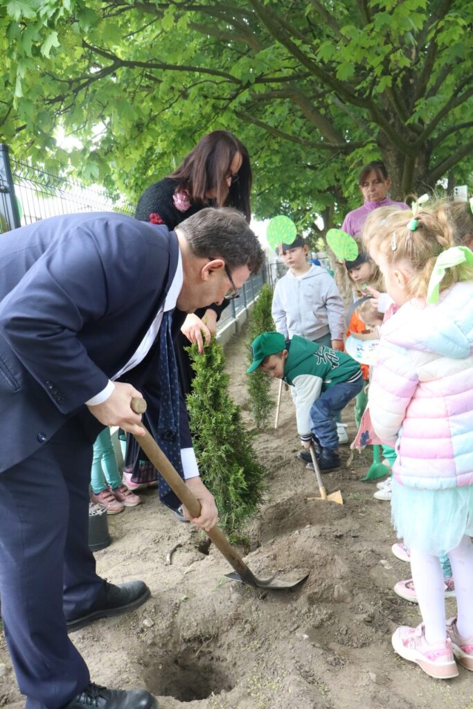 Ekologiczne ABC. Przedszkolaki z Łojek sadzą drzewa. [Fotorelacja] 46