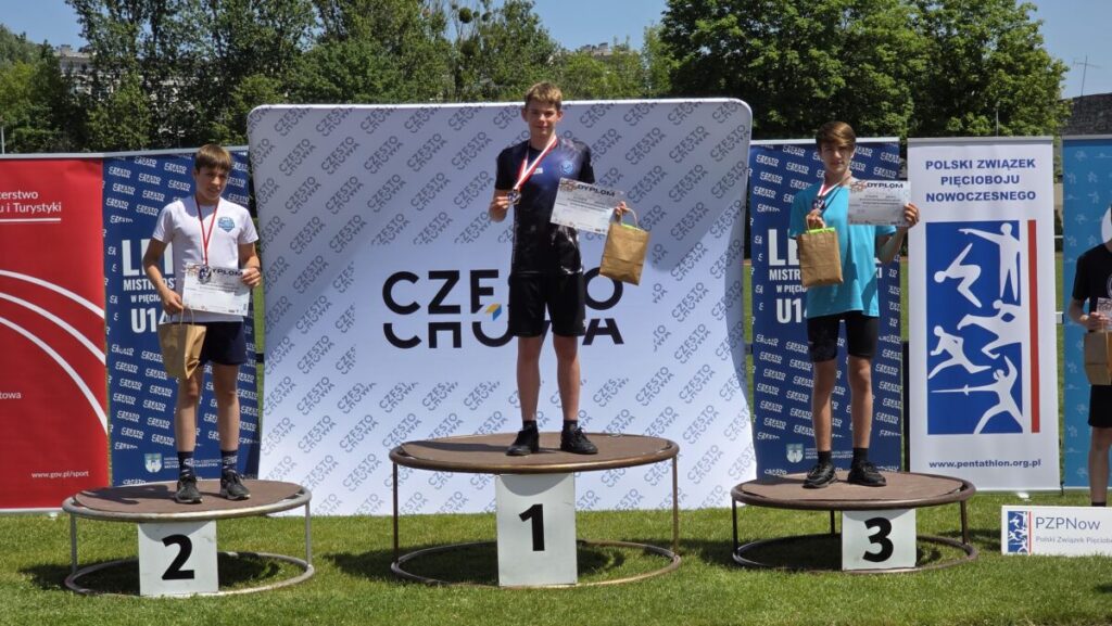 Zawodnik UKS Delfinek z brązowym medalem Letnich Mistrzostw Polski Juniorów Młodszych U16&U14 1