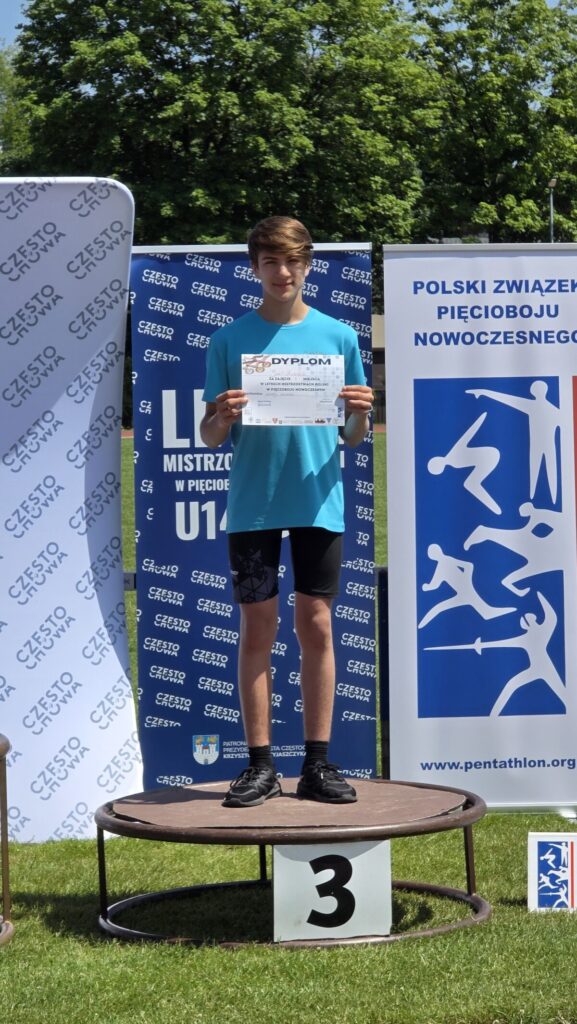 Zawodnik UKS Delfinek z brązowym medalem Letnich Mistrzostw Polski Juniorów Młodszych U16&U14 19