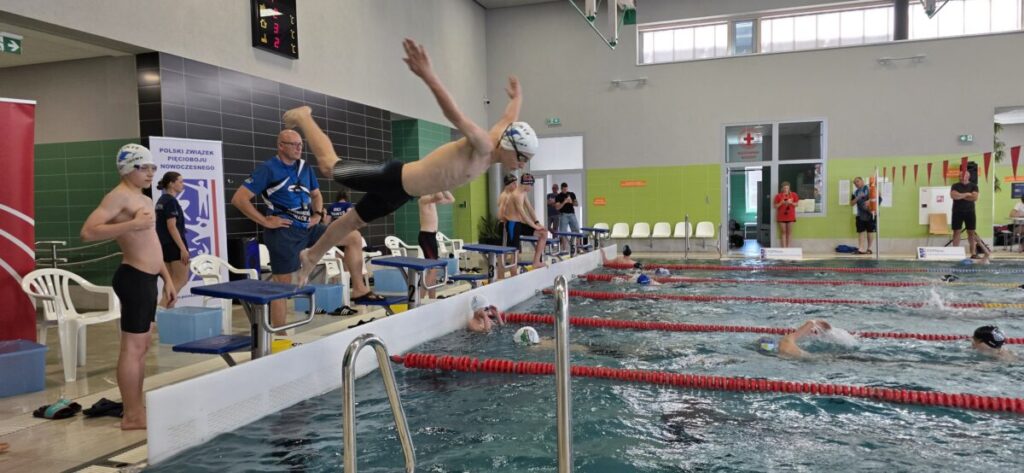 Zawodnik UKS Delfinek z brązowym medalem Letnich Mistrzostw Polski Juniorów Młodszych U16&U14 7