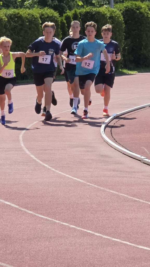 Zawodnik UKS Delfinek z brązowym medalem Letnich Mistrzostw Polski Juniorów Młodszych U16&U14 22