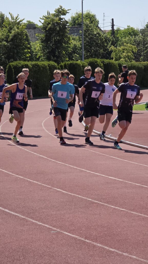 Zawodnik UKS Delfinek z brązowym medalem Letnich Mistrzostw Polski Juniorów Młodszych U16&U14 25