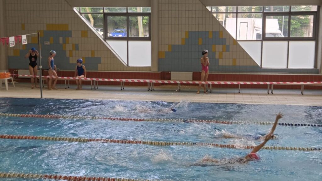 „Umiem Pływać”- finałowe zawody zwieńczyły sezon nauki pływania dla trzecioklasistów 29