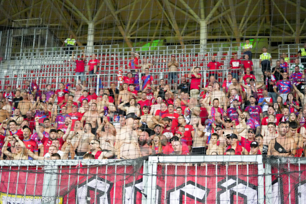 Raków wygrał z Maccabi Hajfa i awansował do ostatniej runny eliminacji! Polscy działacze, politycy i Ambasada Izraela skomentowały sytuacje z trybun... 8