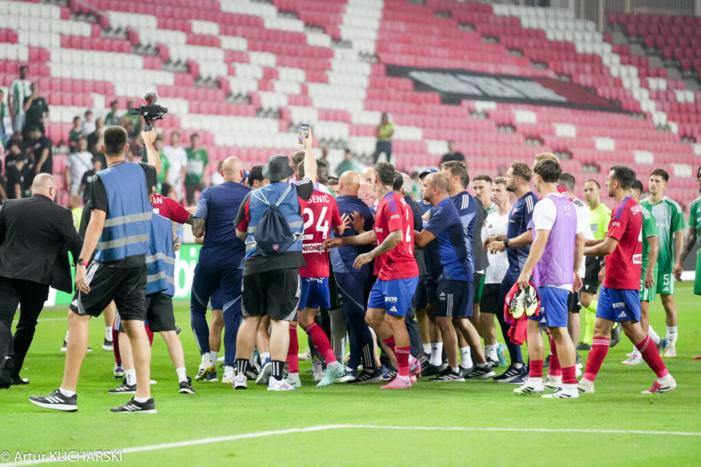 Raków wygrał z Maccabi Hajfa i awansował do ostatniej runny eliminacji! Polscy działacze, politycy i Ambasada Izraela skomentowały sytuacje z trybun... 11