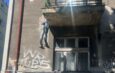 Mieszkankę przestraszyły zwisające nogi manekina z balkonu. O pomoc poprosiła Straż Miejską…