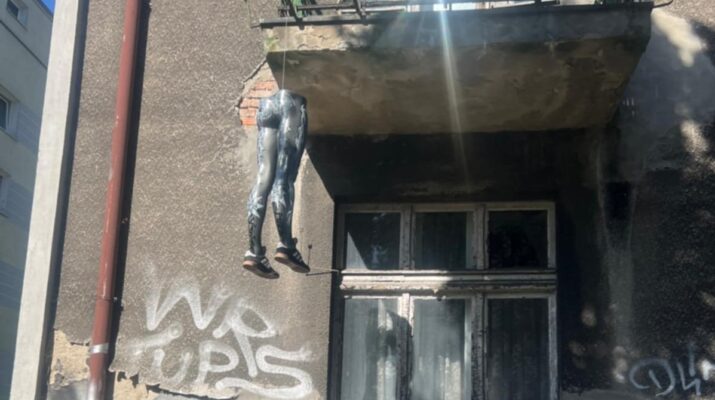 Mieszkankę przestraszyły zwisające nogi manekina z balkonu. O pomoc poprosiła Straż Miejską... 1