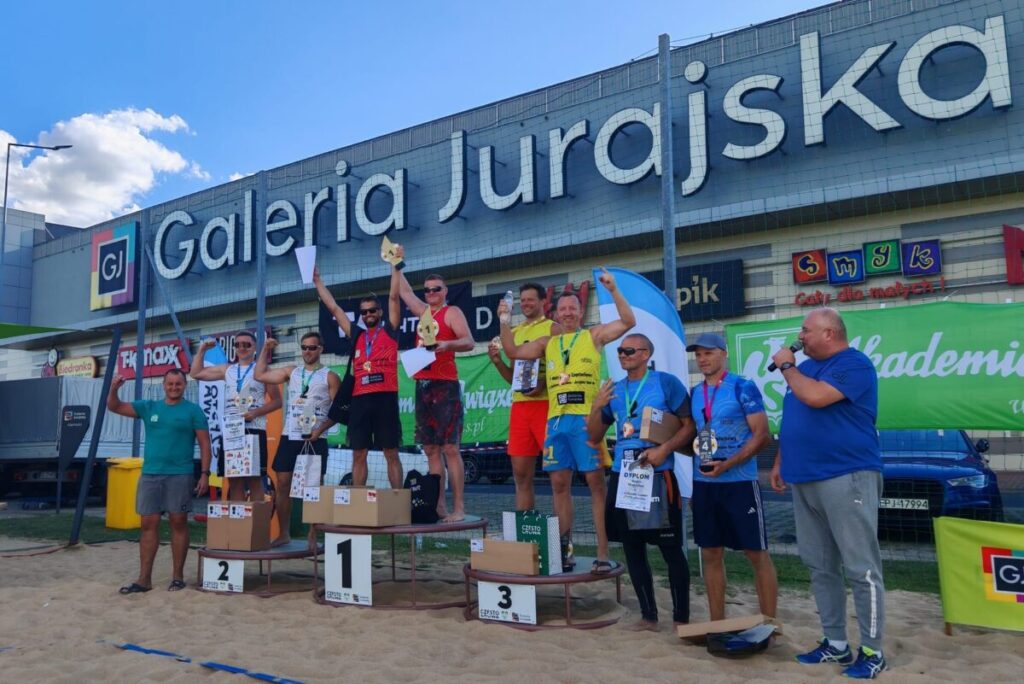 Turniej siatkówki plażowej przy GJ na zakończenie lata. Grali „starsi” panowie [ZDJĘCIA] 11