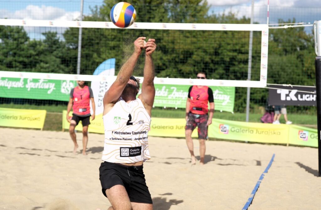 Turniej siatkówki plażowej przy GJ na zakończenie lata. Grali „starsi” panowie [ZDJĘCIA] 17