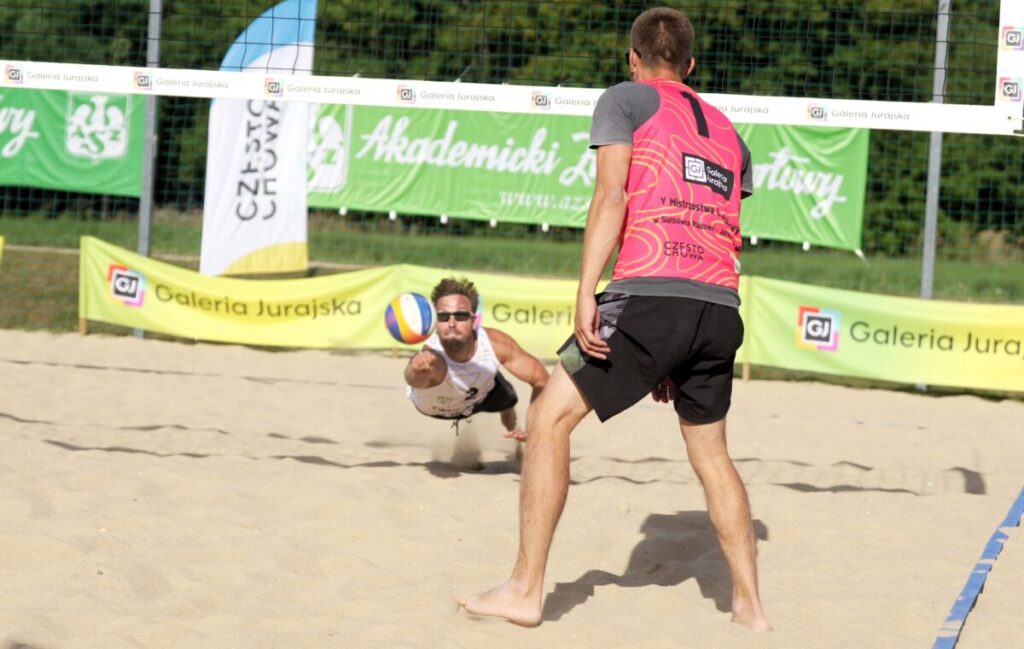 Turniej siatkówki plażowej przy GJ na zakończenie lata. Grali „starsi” panowie [ZDJĘCIA] 20