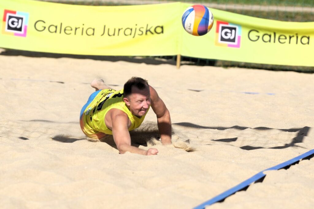 Turniej siatkówki plażowej przy GJ na zakończenie lata. Grali „starsi” panowie [ZDJĘCIA] 23