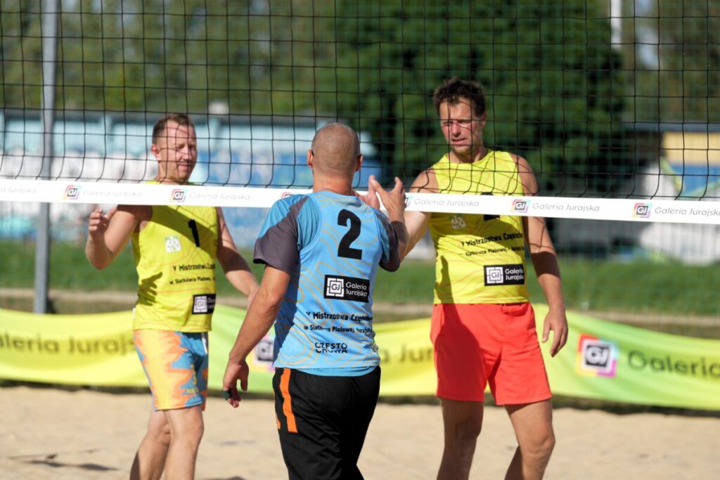 Turniej siatkówki plażowej przy GJ na zakończenie lata. Grali „starsi” panowie [ZDJĘCIA] 24