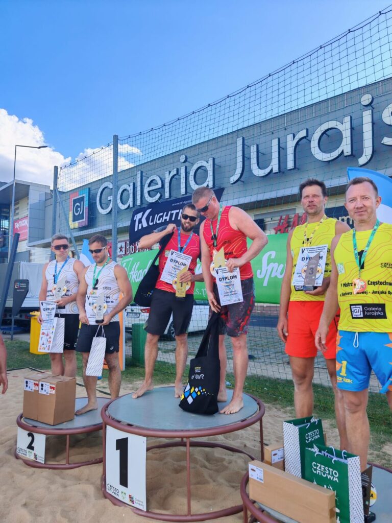 Turniej siatkówki plażowej przy GJ na zakończenie lata. Grali „starsi” panowie [ZDJĘCIA] 10