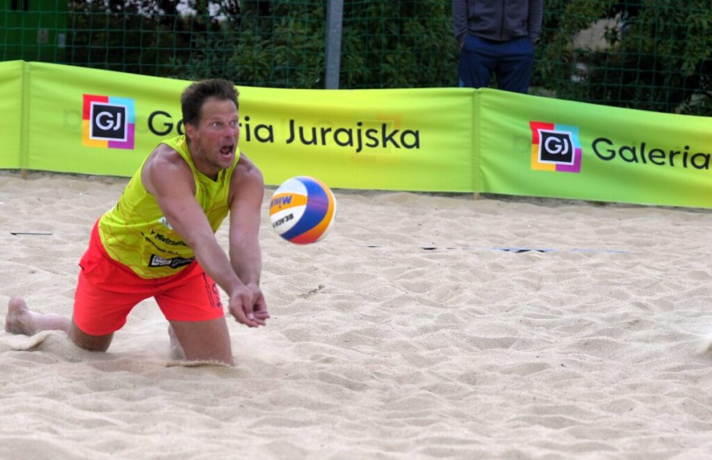 Turniej siatkówki plażowej przy GJ na zakończenie lata. Grali „starsi” panowie [ZDJĘCIA] 26